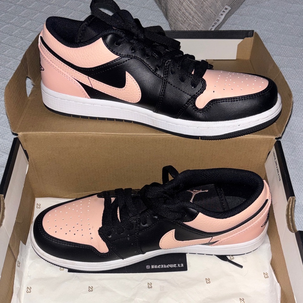 Nike Women's Black and Pink Sneakers